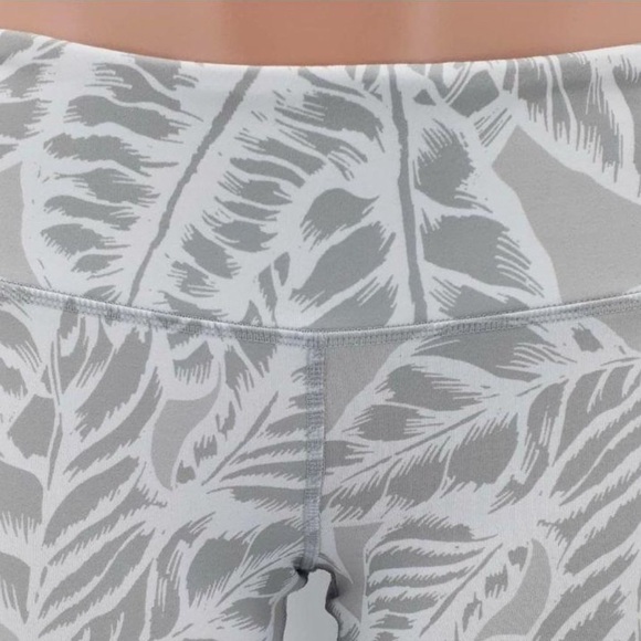 ALO Yoga Goddess Leggings in Palm Springs Print - Picture 11 of 12